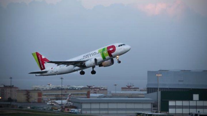 De râs și de plâns: Un pilot beat a ținut pasagerii blocați 3 zile