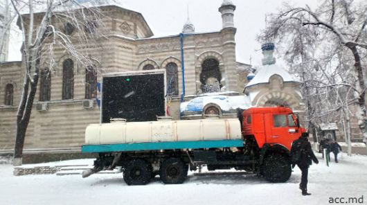 Столичный поставщик воды уже более десяти лет подряд к Крещению завозит в храмы Кишинева около ста тонн воды.