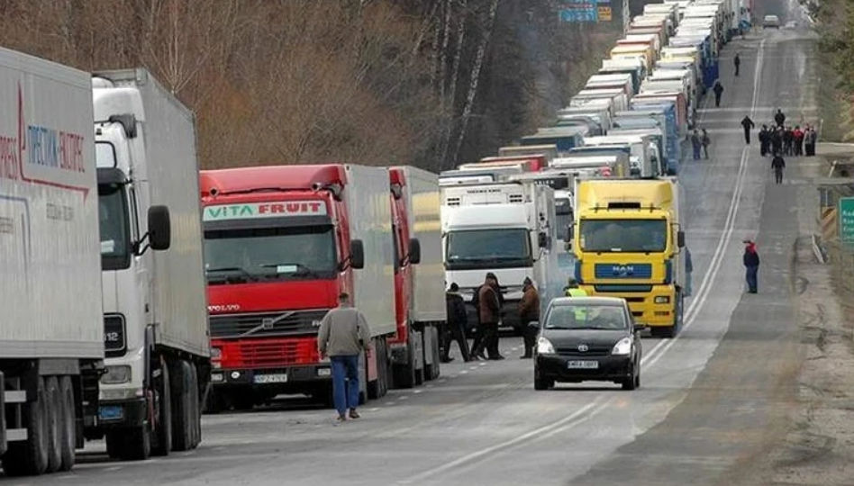 Румынские фермеры заблокировали еще один пункт пропуска на границе с Украиной.