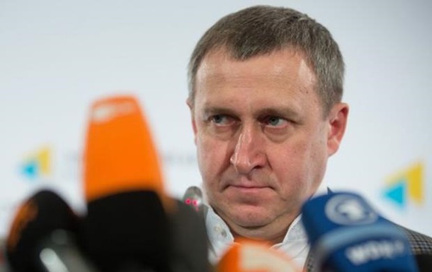 По словам Дещицы, он прибыл к посольству России, чтобы успокоить толпу, устроившую беспорядки.