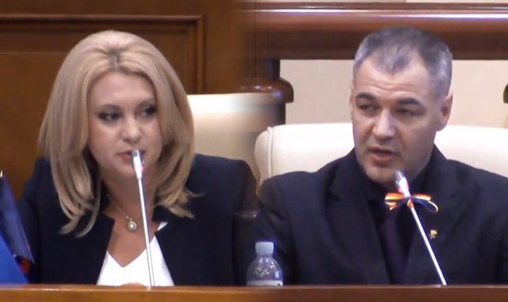 Обмен репликами между депутатами завершился приглашением на кофе.