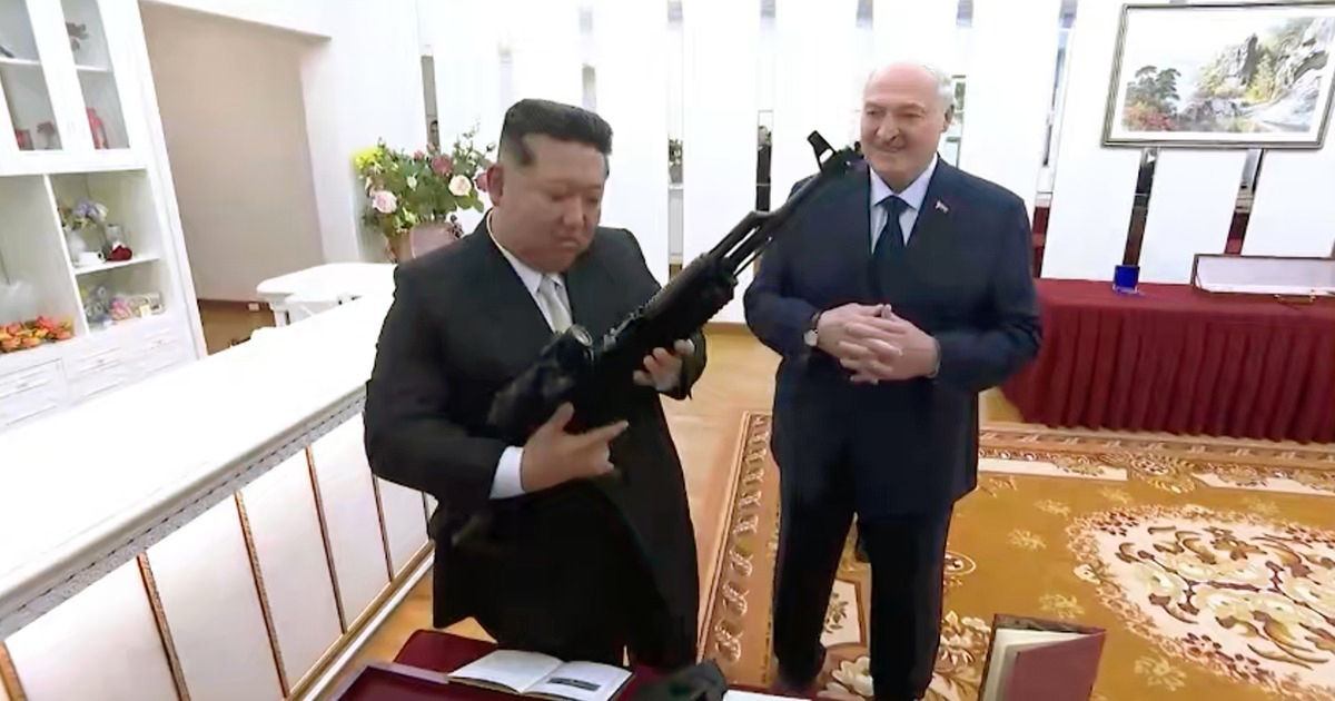 Lukașenko i-a dăruit lui Kim Jong Un o armă automată: În caz că vor apărea dușmani.