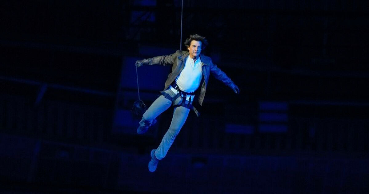 Tom Cruise, nemulțumit de saltul periculos de pe acoperișul stadionului din Paris.