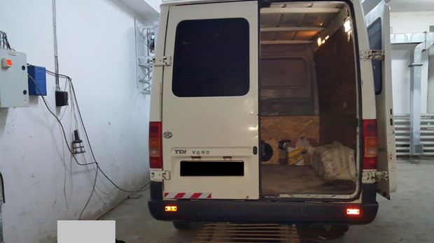 Moldoveanul se afla la volanul unui microbuz, înmatriculat în Republica Moldova.