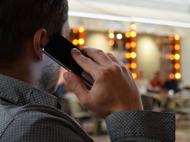 O instanță din Italia a decis că folosirea telefonului mobil a dus la apariția unei tumori cerebrale. 