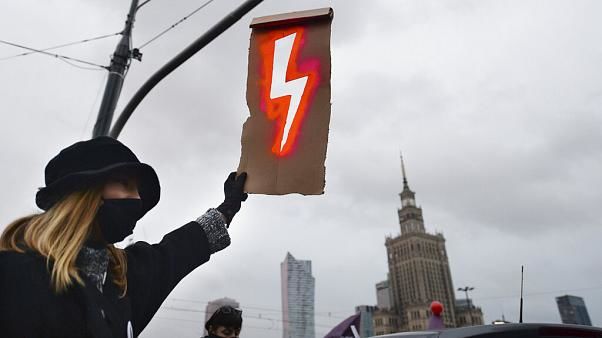 В Варшаве протестуют против ужесточения закона об абортах. Фото: euronews.com.