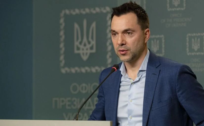 Арестович: В течение следующих двух недель на Донбассе будут идти тяжелые бои.