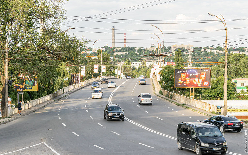 На улице Измаил у моста обустраивают новую ливневую канализацию.