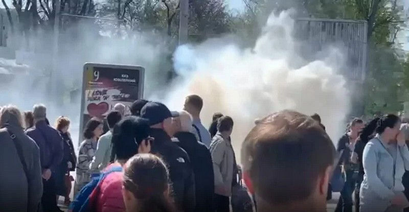 Российские военные разогнали митинг в Херсоне.