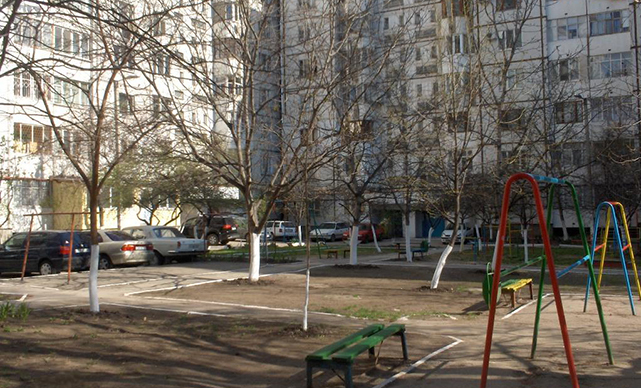 Până în prezent peste jumătate dintre subsolurile blocurilor au fost stropite cu soluţii împotriva insectelor dăunătoare.