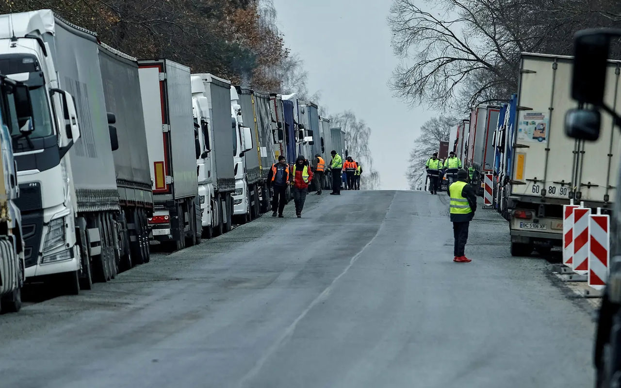 На польско-украинской границе в очередях стоят 2 тысячи грузовиков.