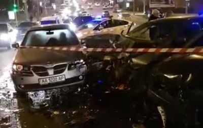 Carambol la Kiev. O femeie însărcinată a fost grav rănită, în urma ciocnirii violente a cinci maşin