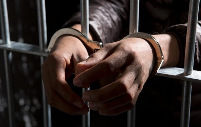 Un violator din Marea Britanie cu 54 de infracțiuni cere autorităților compensații pentru suferințe.