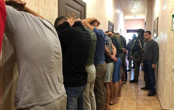В одном из отелей Одессы задержали 25 вооруженных мужчин. 