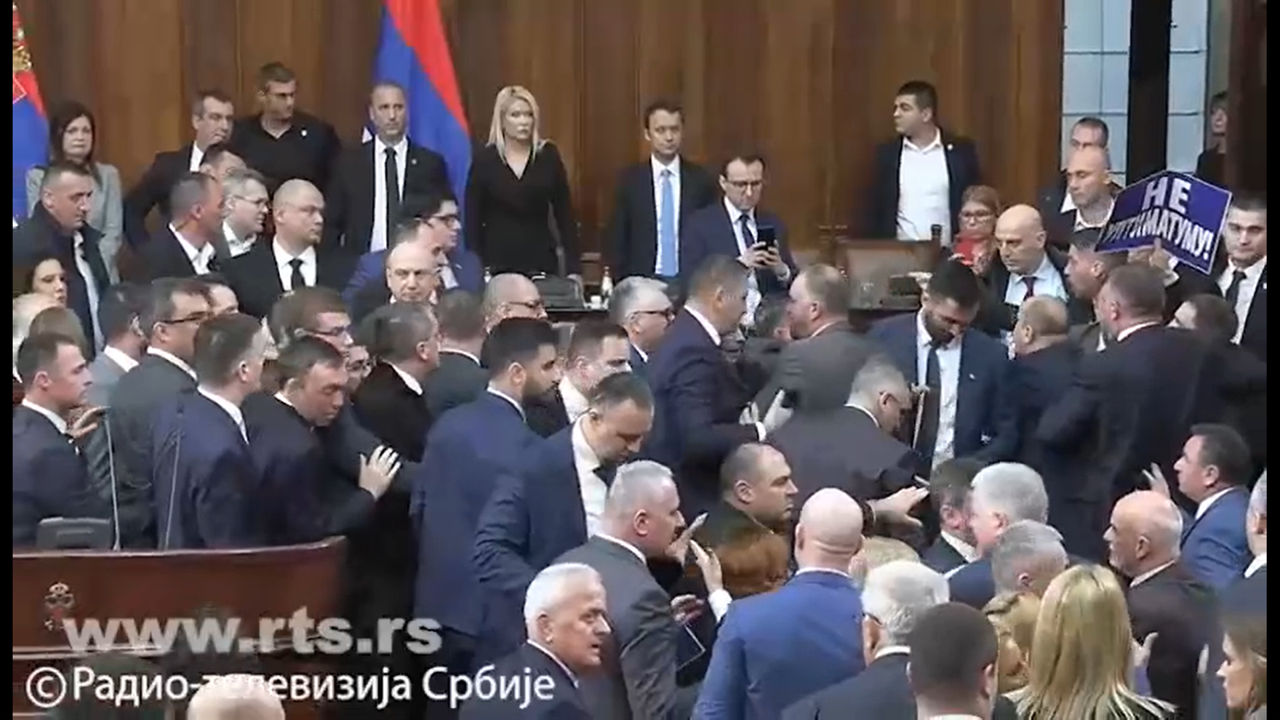 Стычка возникла, когда несколько парламентариев прервали Вучича, заявив о нарушении правил процедуры.