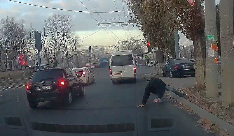 В Кишиневе пешеход едва не угодил под колеса из-за разбитого тротуара.