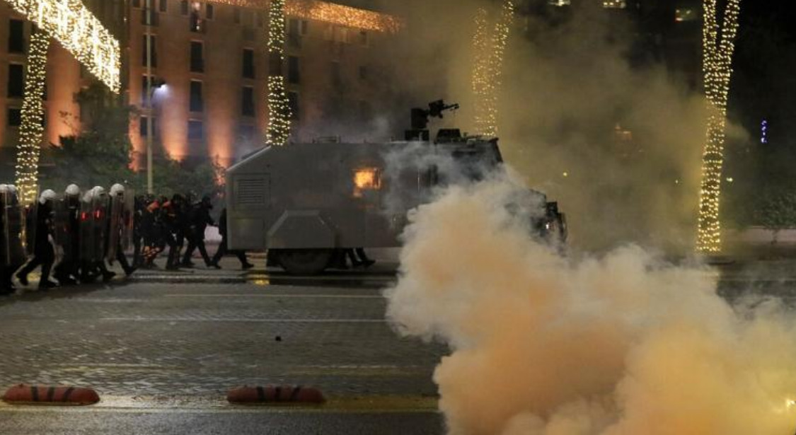Албанцы протестуют после убийства нарушившего комендантский час мужчины.