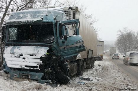 Водители обеих фур получили легкие травмы и от госпитализации отказались.