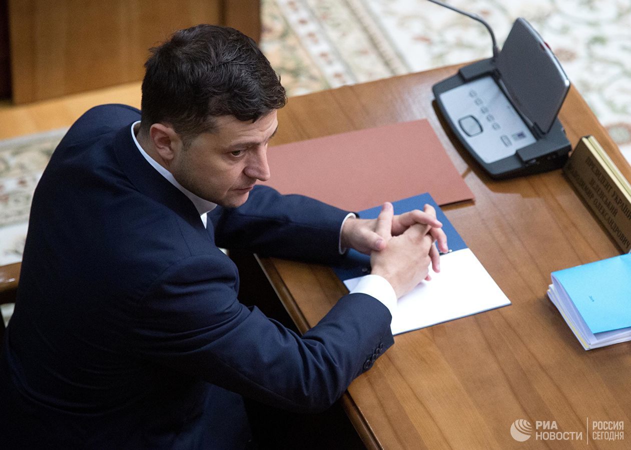 На Зеленского подали в суд из-за отмены указов Порошенко.