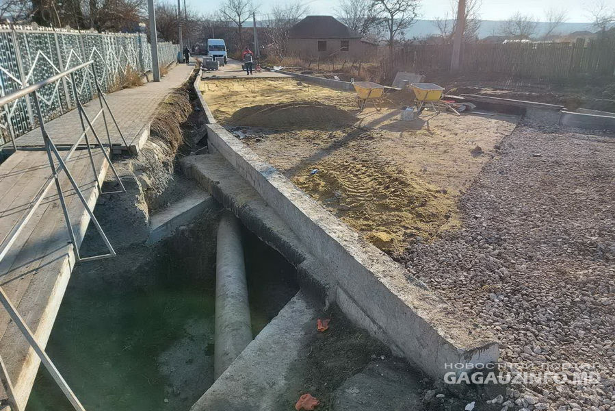 В Конгазе отремонтировали и выложили брусчаткой сельский мост.