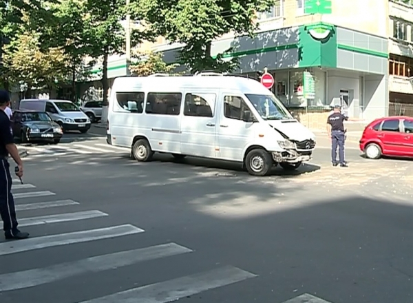 Un barbat de 62 de a ajuns la spital, dupa ce masina pe care o conducea a fost lovita lateral de un microbuz de pe ruta 188.