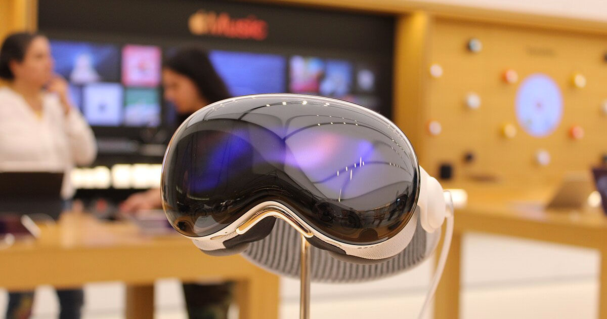 Apple a amânat lansarea unei alternative mai ieftine al căștii Vision Pro.