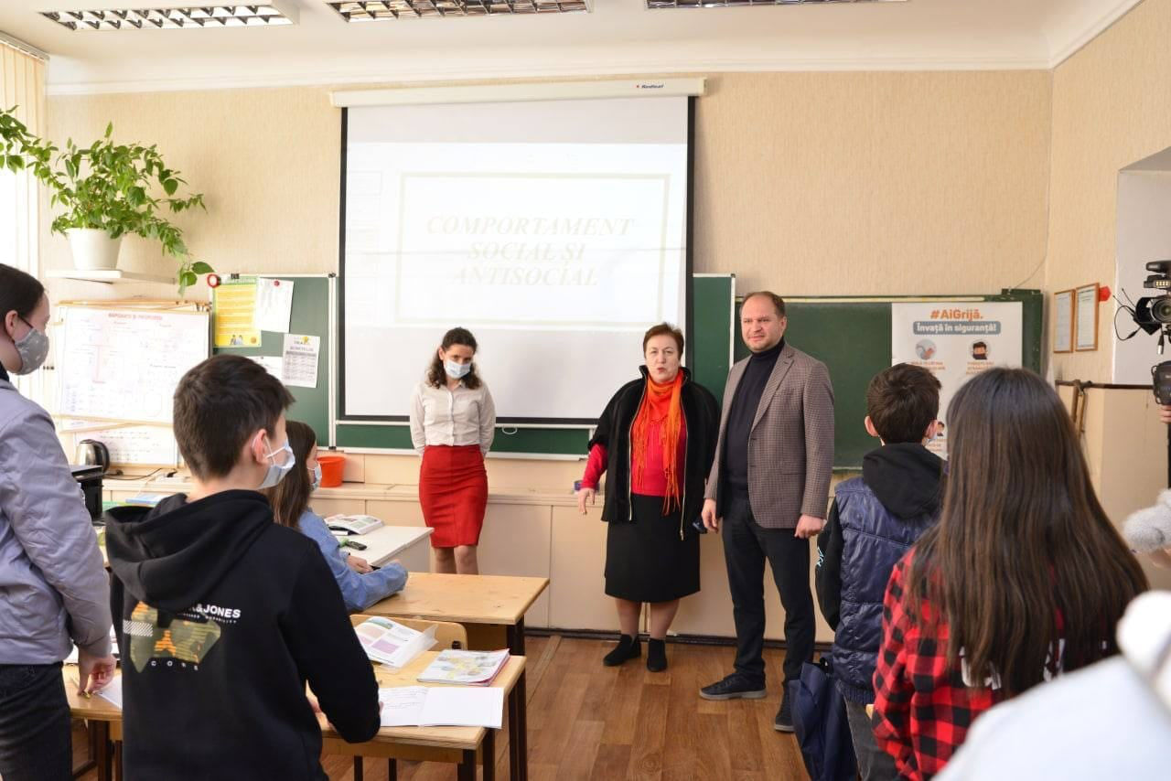Муниципалитет выделил деньги на оплату труда учителей, работающих в продленке.