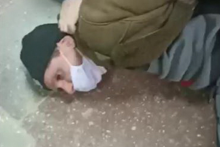 В примэрии Комрата сотрудники спортшколы обезвредили мужчину, вооруженного ножом.