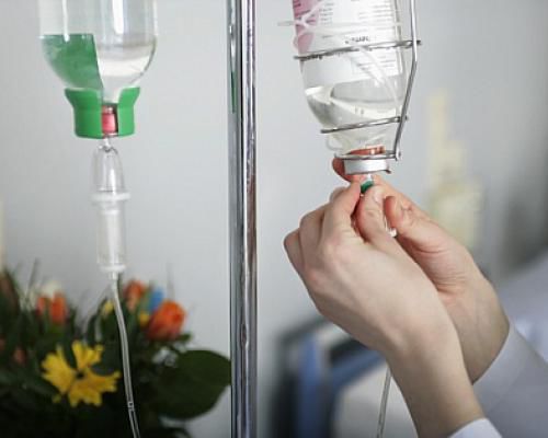 Врачи проводят необходимые процедуры.
