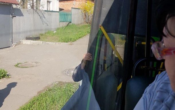 В Харькове у маршрутки на ходу отвалилась дверь.