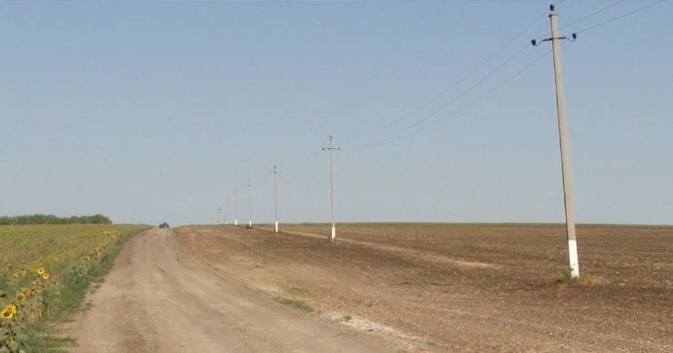 Жители Флорешт жалуются, что арендатор земель лишил их дорог и пастбищ.