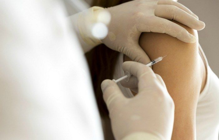 В России создают единую вакцину от коронавируса и гриппа.