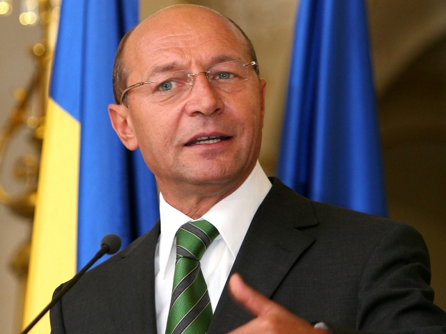 Este un soi de incorectitudine a politicienilor din Republica Moldova care spun (n.r.—despre ajutorul dat Moldovei): numai cu vorbe", a afirmat Basescu.