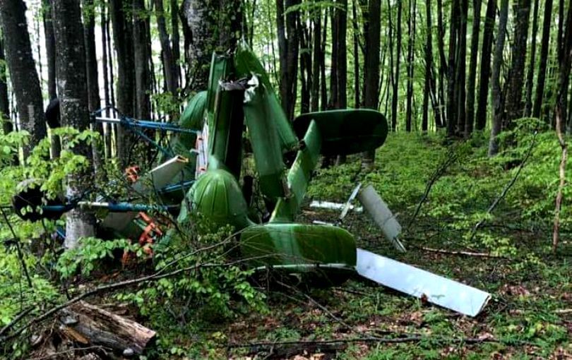 Разбившийся вертолет нашел в горном лесу на севере Румынии пастух. 