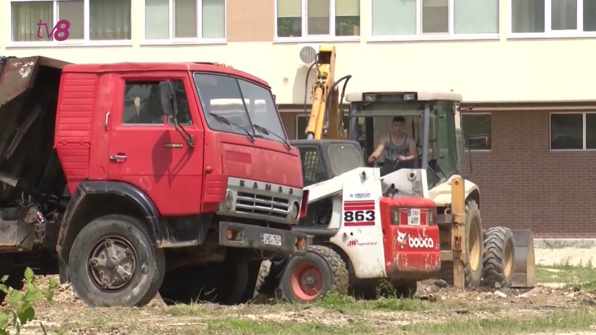 Грузовикам не место рядом с подъездами.