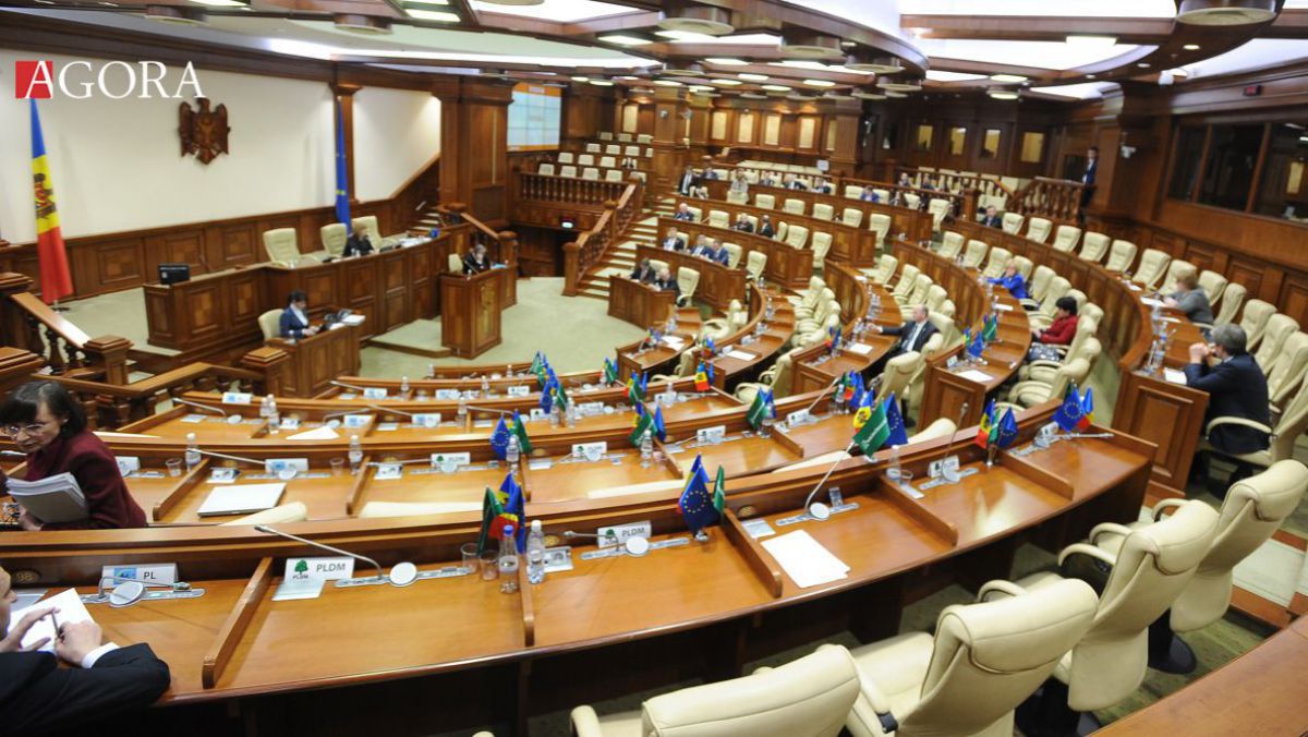 Totodată, potrivit BNM care a citat din raport, „a avut loc deteriorarea bruscă a situației financiare a acestor trei bănci, înregistrîndu-se creanțe și credite dubioase în sumă de 13,3 miliarde lei”.