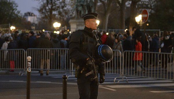 Чрезвычайное положение было введено после серии терактов во французской столице.