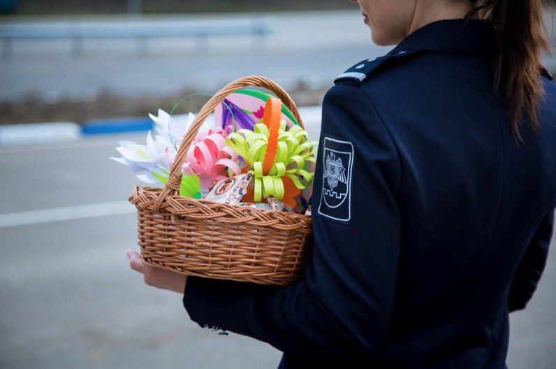 Маленьких путешественников на границе приветствовали теплой улыбкой, сладостями, цветами и необычными поздравлениями. Фото: border.gov.md.