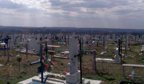 Accesul automobilelor pe teritoriul Cimitirului „Sf. Lazăr” din capitală a fost interzis de astăzi în legătură cu executarea lucrărilor de salubrizare şi amenajare, informează Primăria Chişinău.