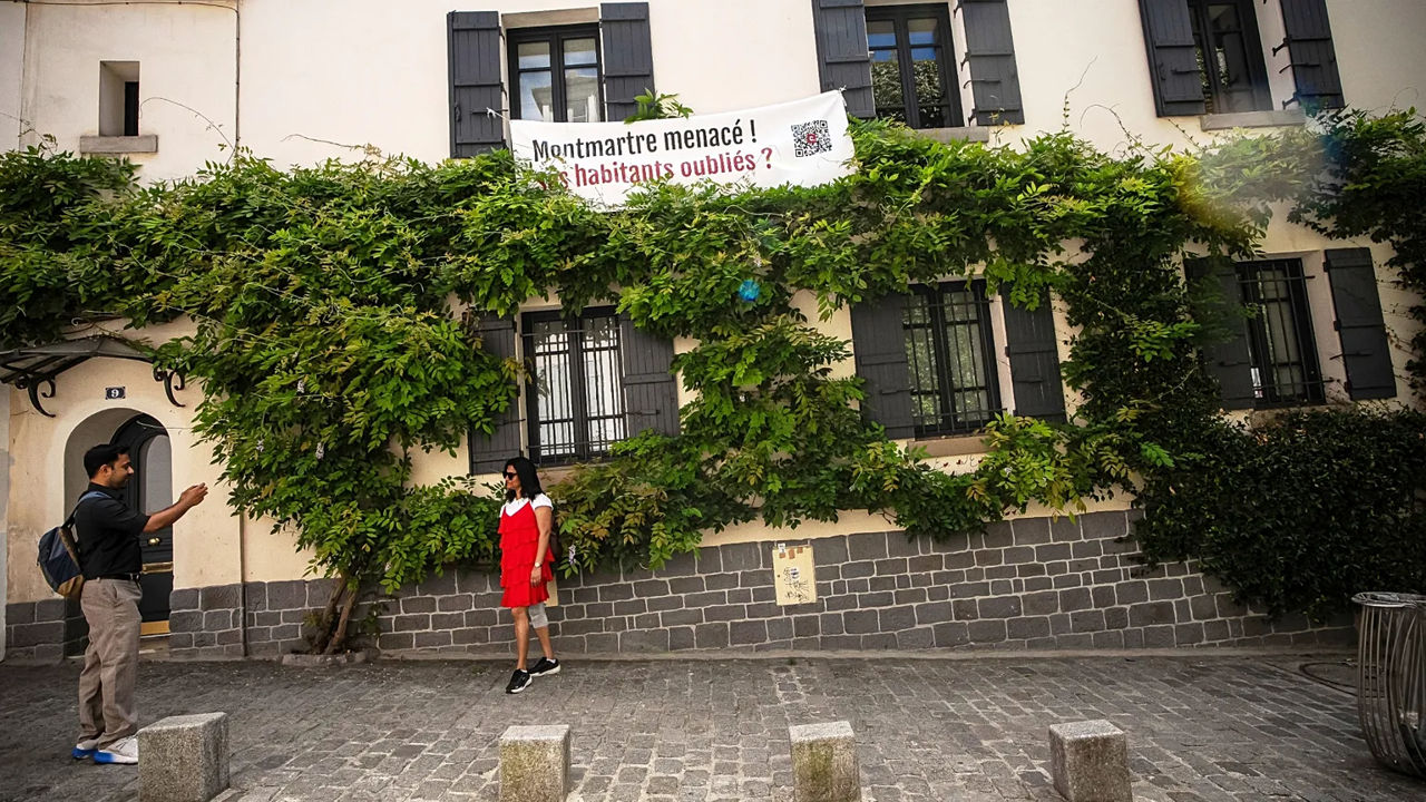 Locuitorii Parisului se luptă cu turismul excesiv și disneyficarea.