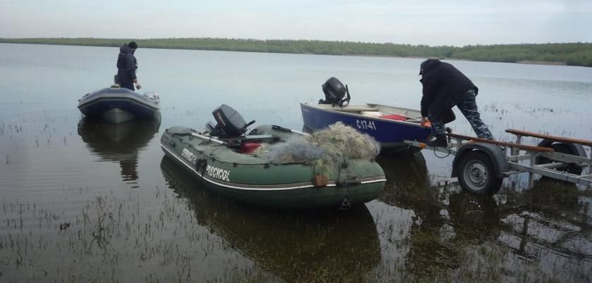 Inspectorii de frontieră au prins în flagrant trei bărbați în timp ce prindeau ilegal pește din lacul Beleu.  Foto: inseco.gov.md