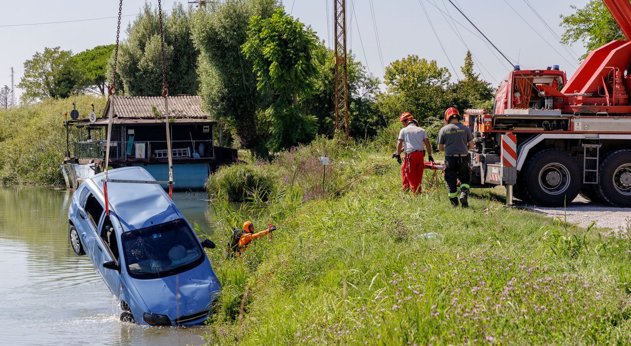 O familie din Moldova a căzut cu mașina într-un râu din Italia: Copilul a rămas blocat în scaunul auto.
