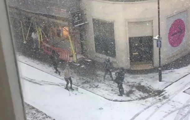 Видео с неуклюжим лыжником стало вирусным.