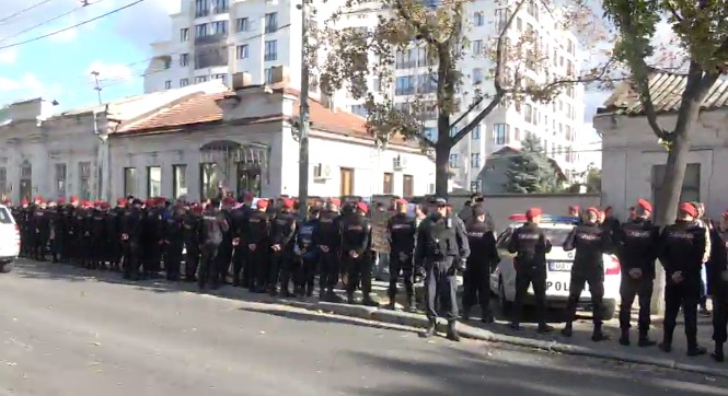 Сотни полицейских охраняли сегодня офис ПДС.