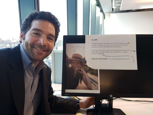 Atenţia la detalii face diferenţa: CEO-ul LinkedIn a făcut un selfie la biroul unui angajat şi a ajuns viral