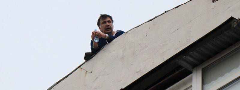 Саакашвили, забравшийся на крышу во время обыска его квартиры в Киеве, заявил, что не грозился спрыгнуть. 