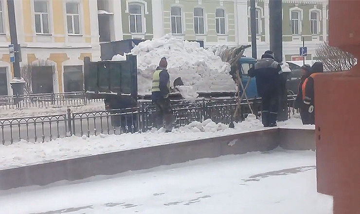 Омские коммунальщики собрали снег и разбросали его в центре города.