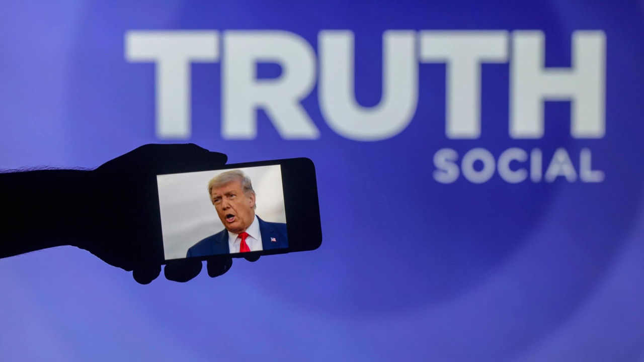 Трамп заявил, что не планирует продавать акции своей соцсети Truth Social.