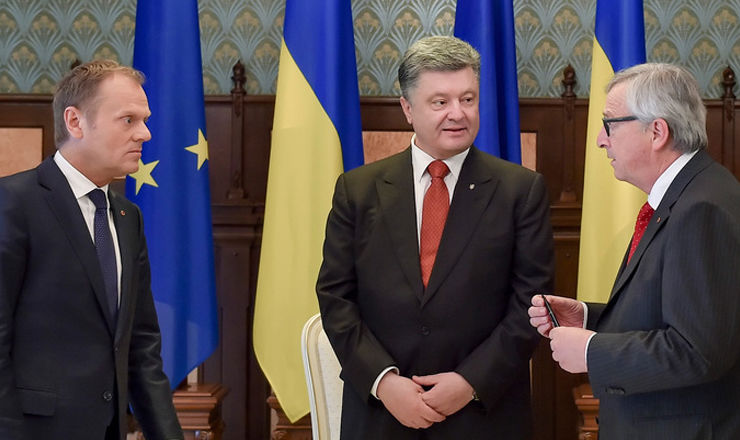 Порошенко наградил Туска и Юнкера орденами.