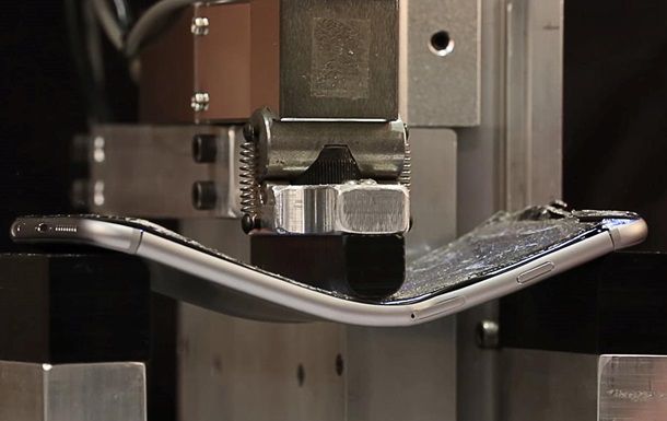 BendBots проверил на прочность три наиболее популярных смартфона.